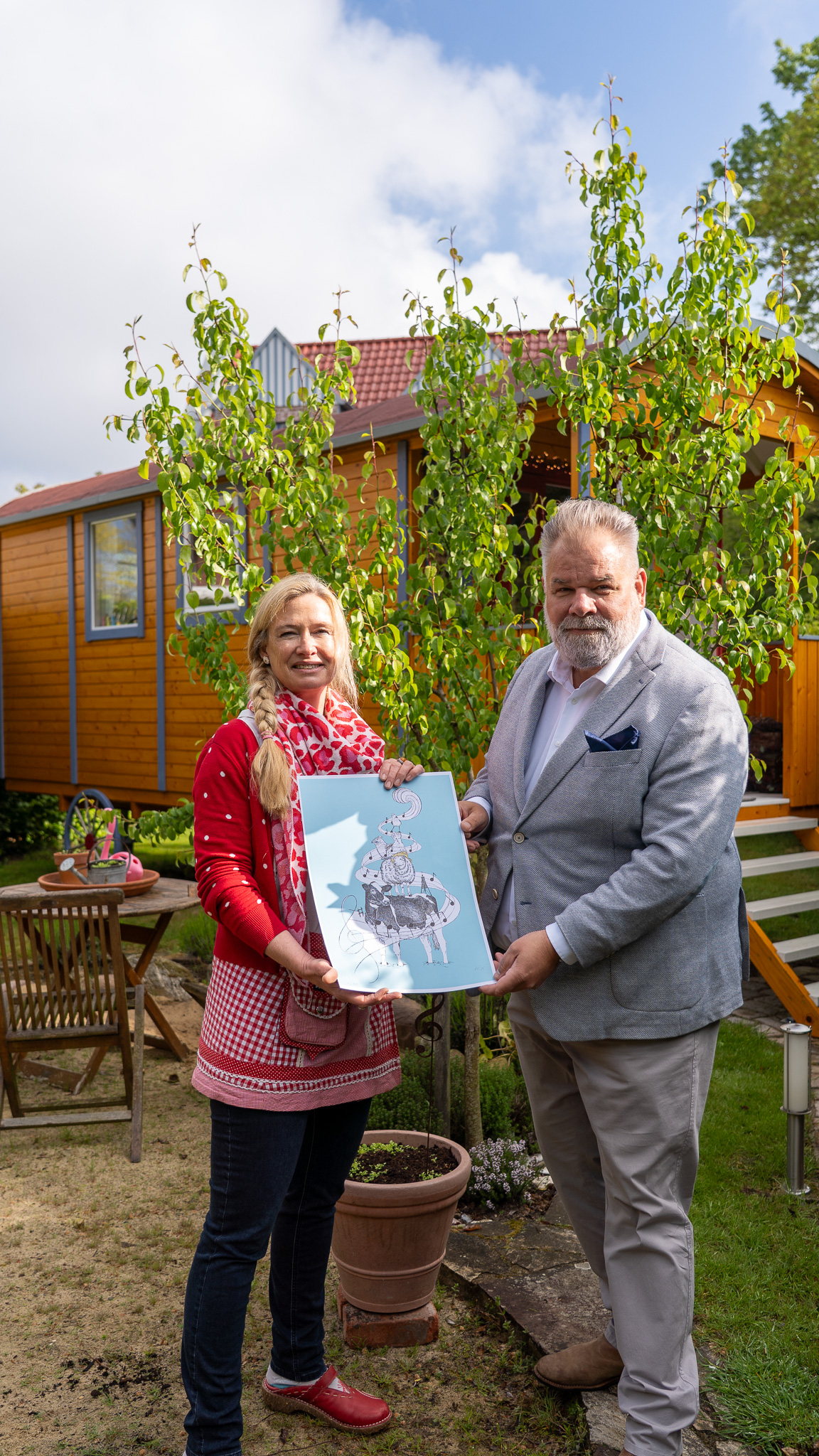 5 Jahre MareMusikFestival: Exklusive Kunstkooperation mit De Knüllenkieker. Cuxhavener Künstlerin Nicole Grzeskowiak (links) Geschäftsführer und Kurdirektor Olaf Raffel (rechts).