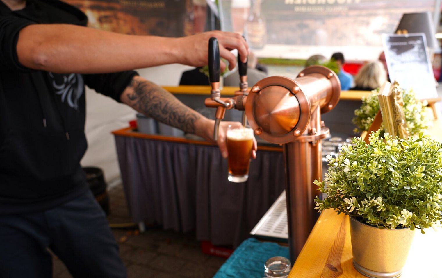 Ein Bier wird gezapft beim Craft Beer Festival
