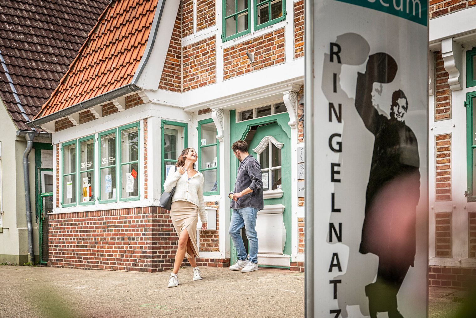 Ein Pärchen vor dem Ringelnatzmuseum
