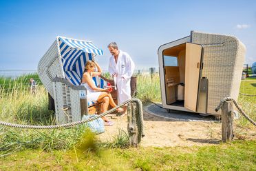 Ein Pärchen in der Strandkorbsauna im ahoi!