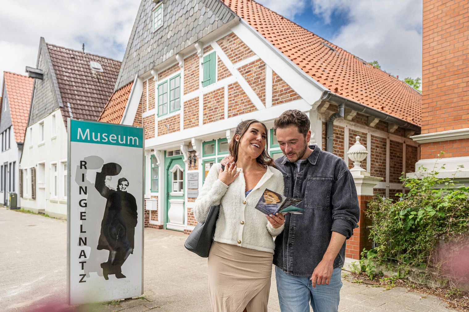 Eine Frau und ein Mann stehen vor dem Ringelnatz Museum in Cuxhaven
