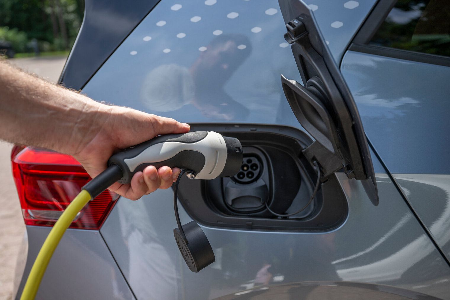 Ladevorgang eines Elektroautos an einer Ladesäule in Cuxhaven