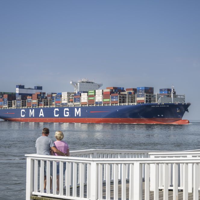 Ship Spotting an der Alten Liebe: Riesiges Containerschiff passiert Cuxhaven