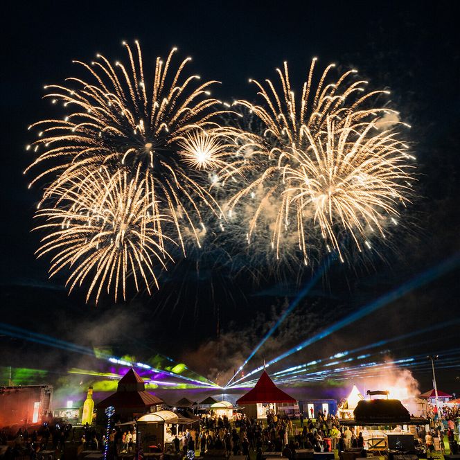 Feuerwerk beim Sommerabend am Meer
