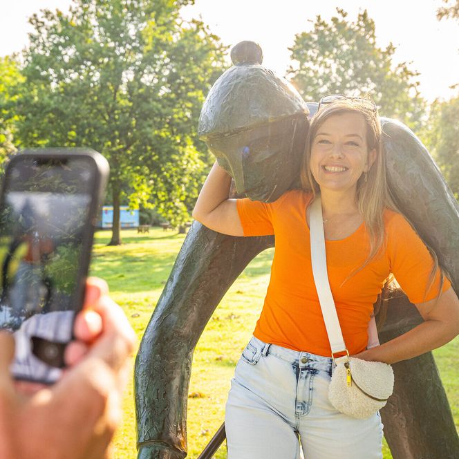 Ein Paar macht im Kurpark Urlaubsfotos