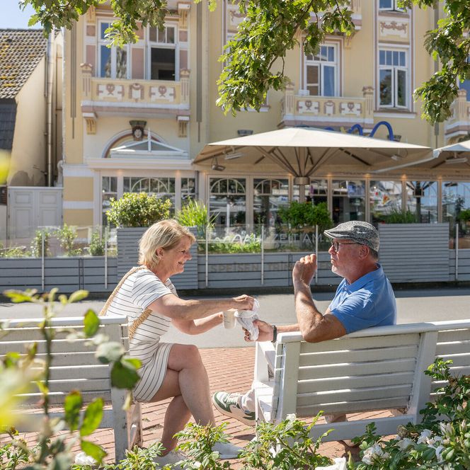 Pause auf der Parkbank im Zentrum von Duhnen