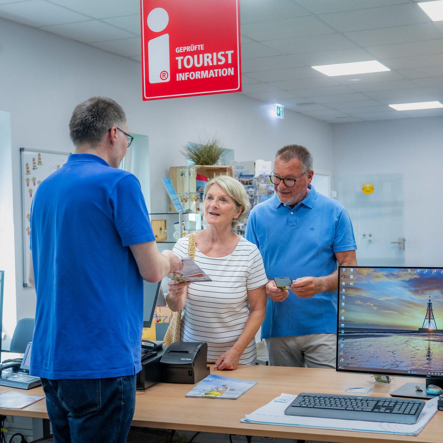 Persönliche Beratung am Schalter der Tourist-Information Duhnen