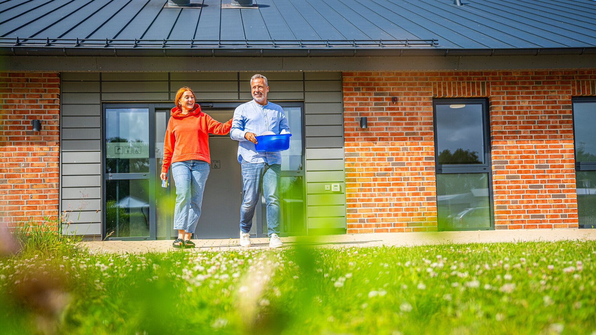Ein Paar vor dem Waschhaus auf dem Campingplatz in Altenbruch