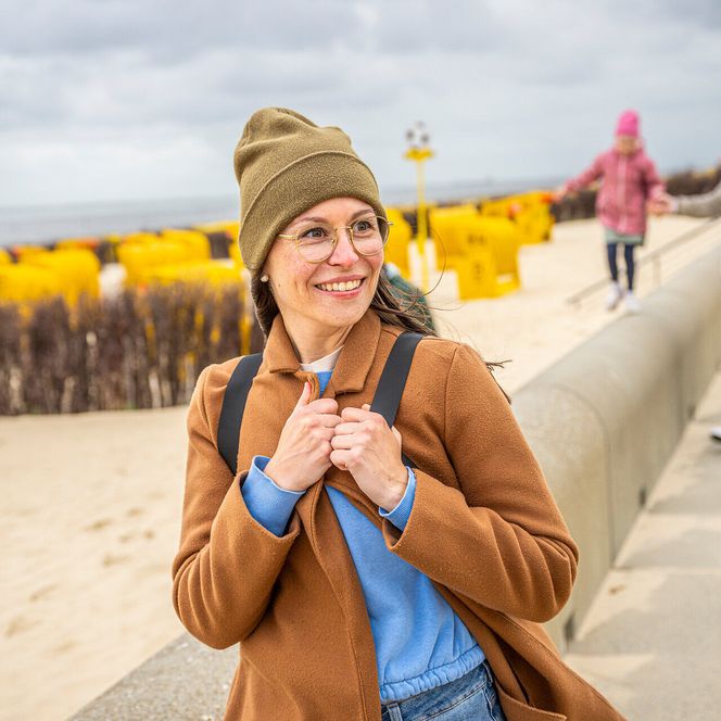 Frau mit Mütze in Duhnen am Strand