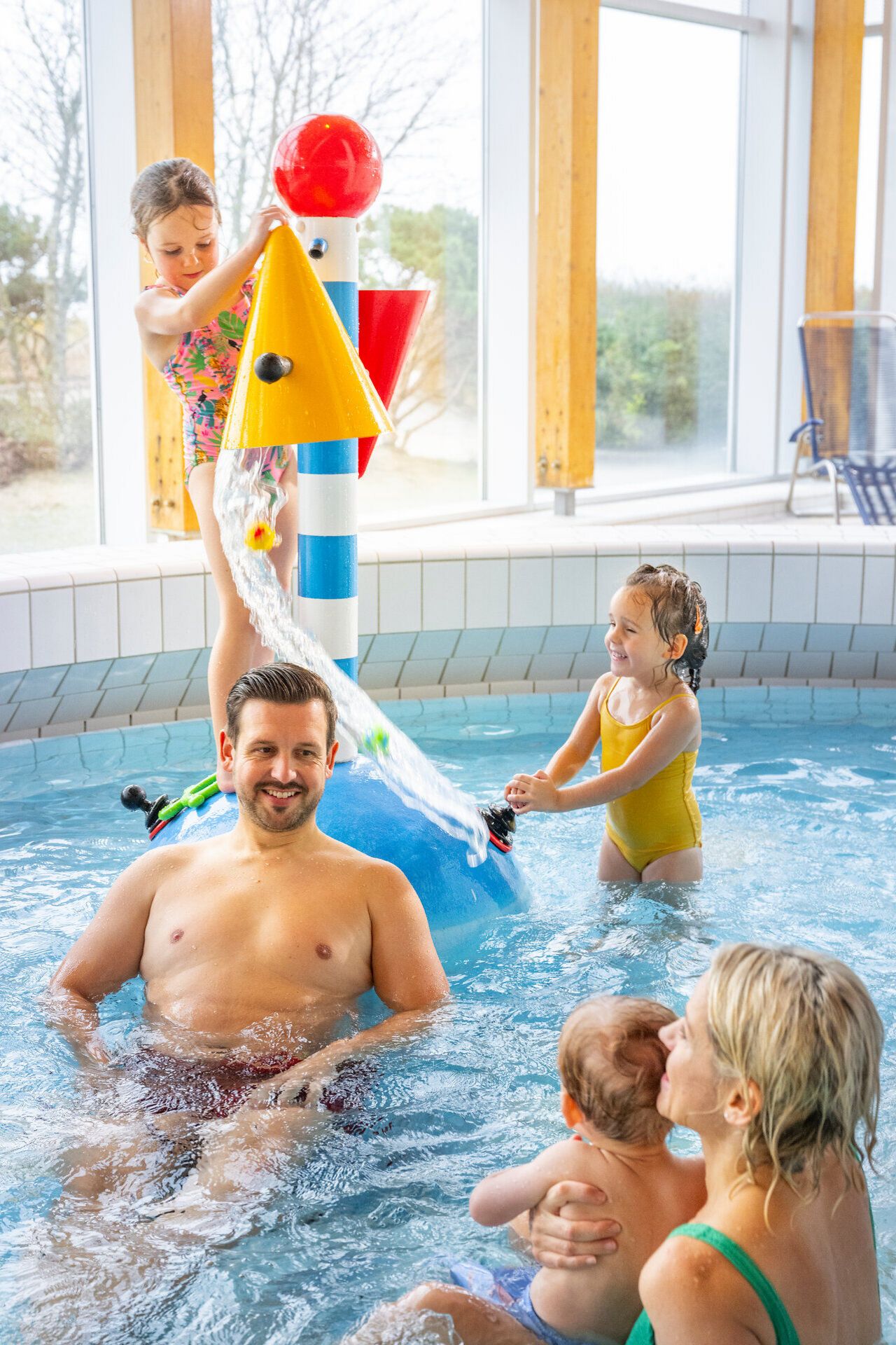 Eine Familie spielt im Kinderbereich im ahoi!