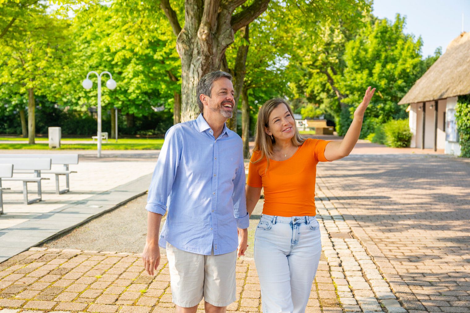 Ein Paar spaziert durch den Kurpark in Döse