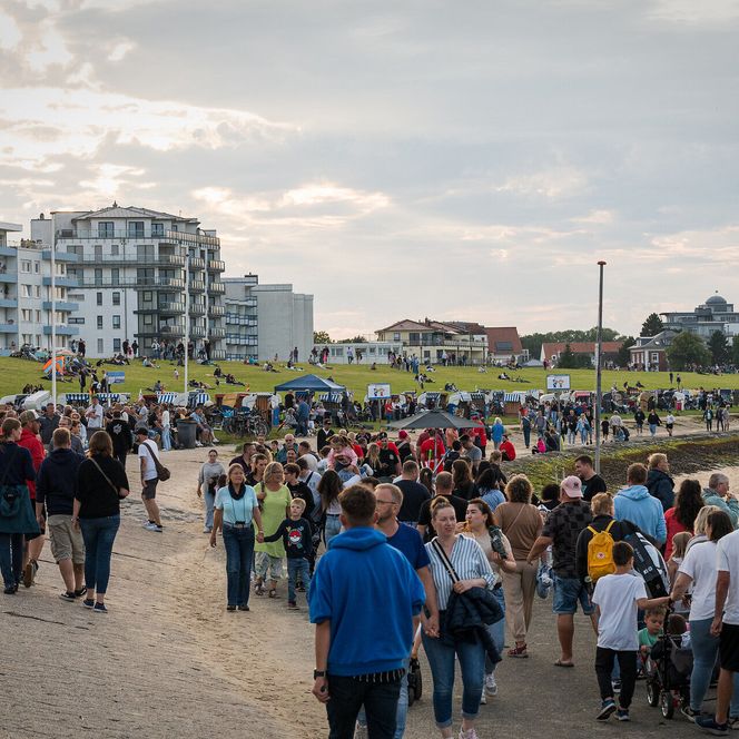 Blick über den Deich beim Sommerabend am Meer