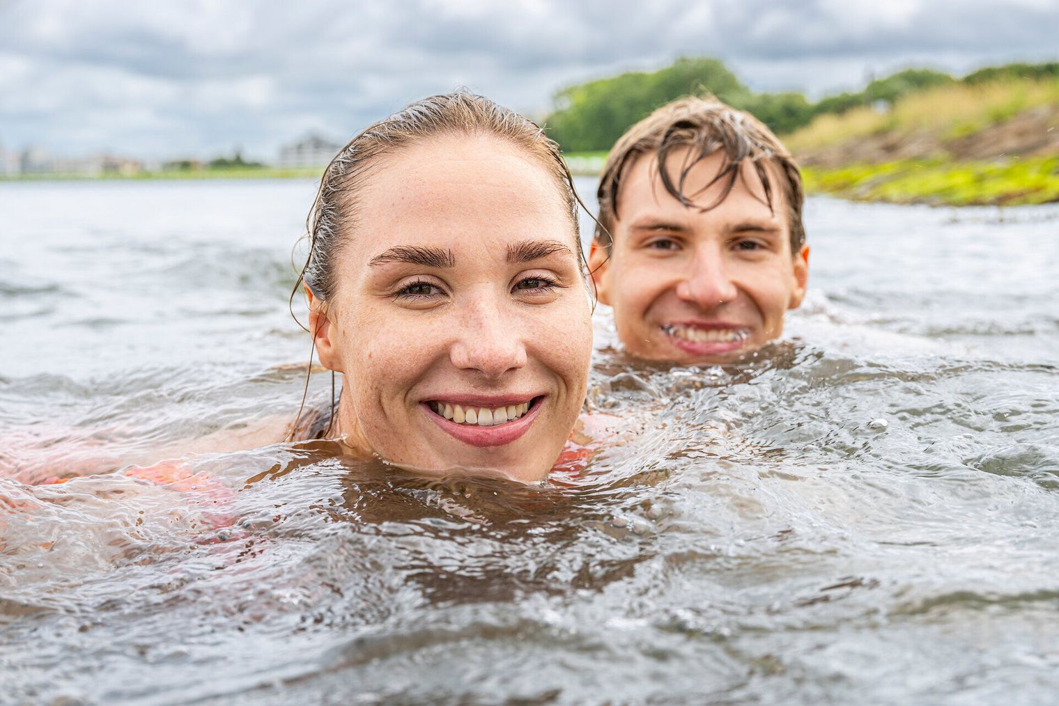 Pärchen badet in der Grimmershörnbucht
