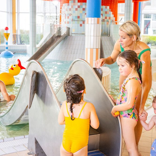 Kinder spielen im Kinderbecken im ahoi!