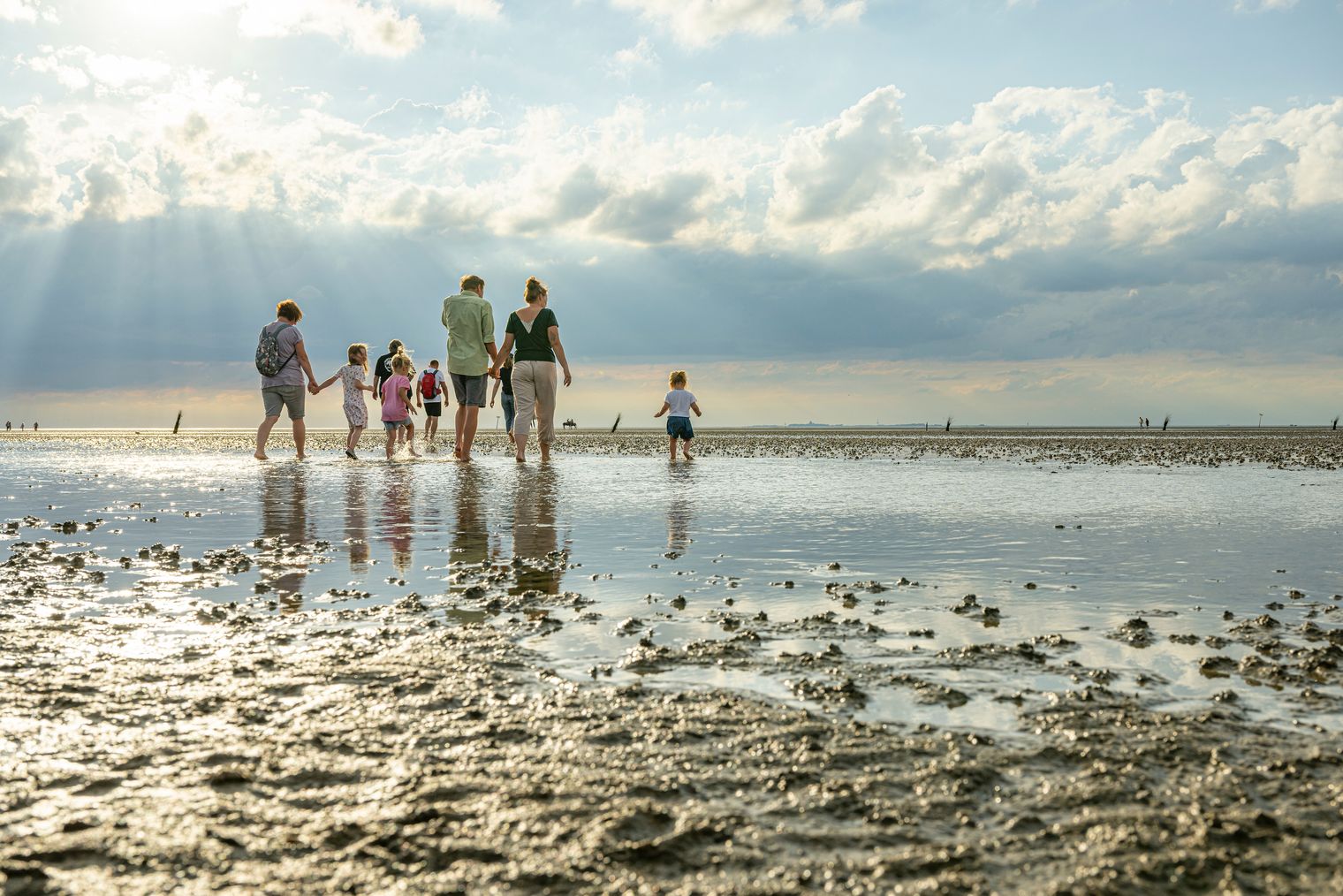 Eine Gruppe wandert durch das Watt bei Cuxhaven