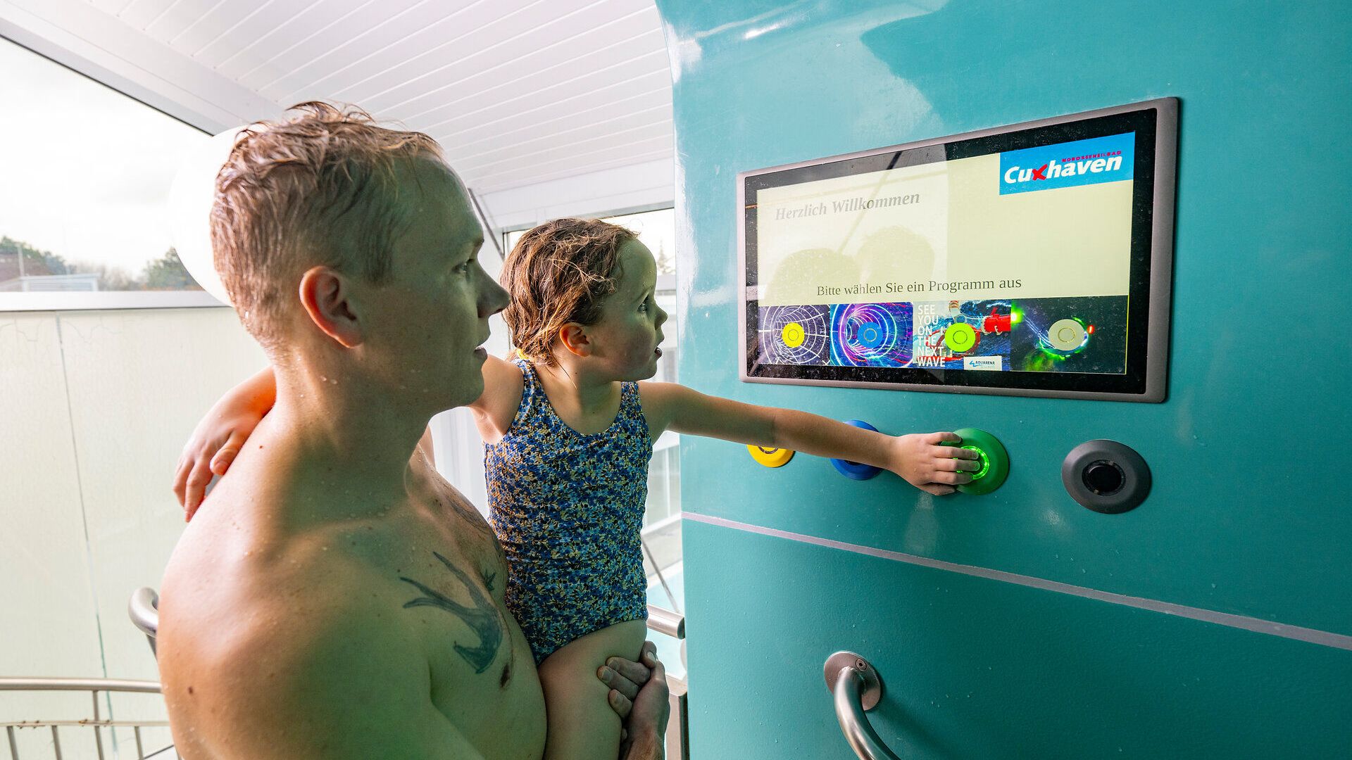 Papa mit Kind bei der Wasserrutsche im ahoi!