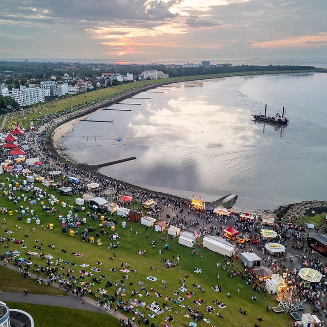 Luftaufnahme vom Sommerabend am Meer