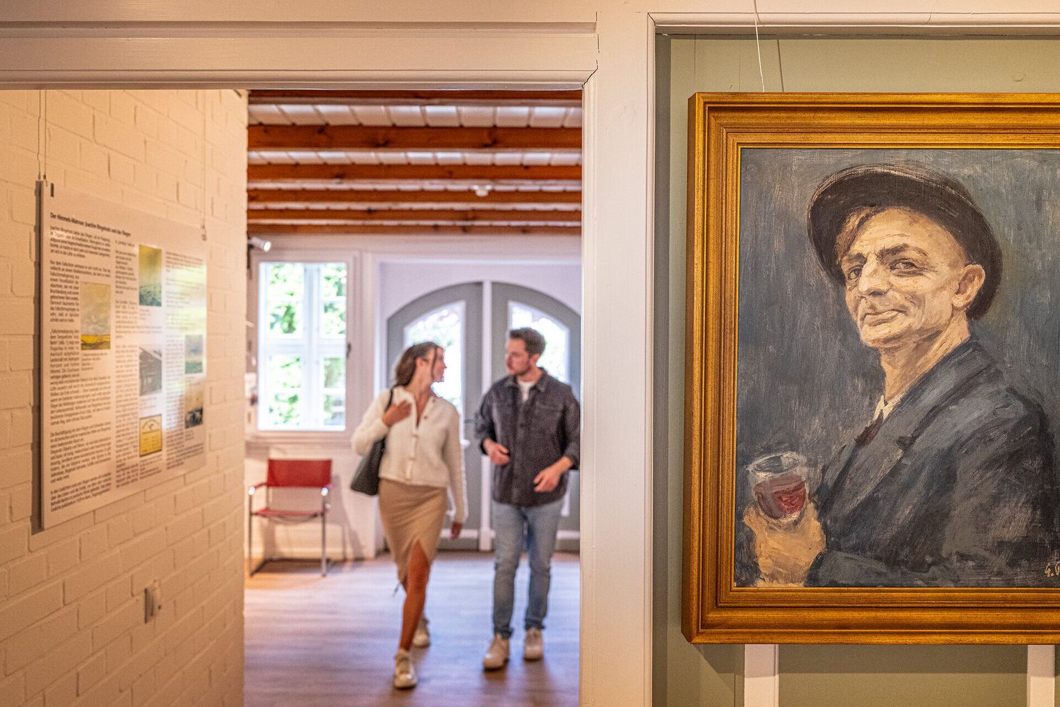Ein Pärchen schlendert durch ein Museum in Cuxhaven