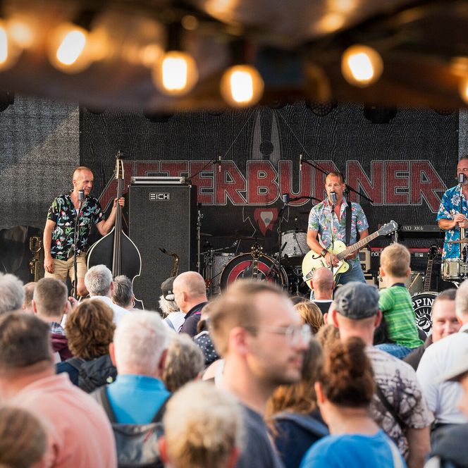 Eine Band spielt beim Sommerabend am Meer