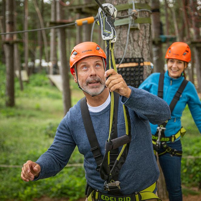 Ein Paar im Kletterpark in Sahlenburg