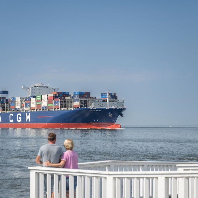 Schiffe gucken von der Aussichtsplattform Alte Liebe in Cuxhaven