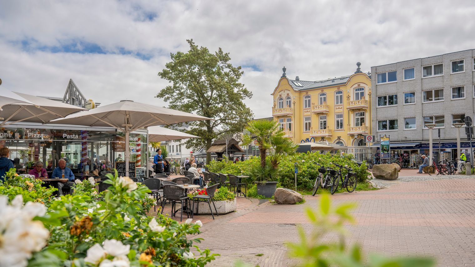 Die Einkaufsstraße in Duhnen