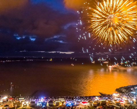 Feuerwerk über der Grimmershörnbucht beim Sommerabend am Meer in Cuxhaven
