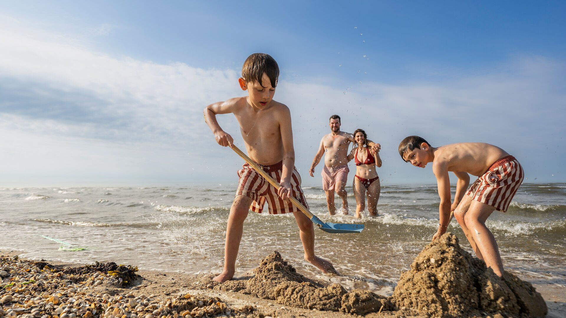 Burgenbauer am Werk: Kinder buddeln am Nordseestrand in Cuxhaven