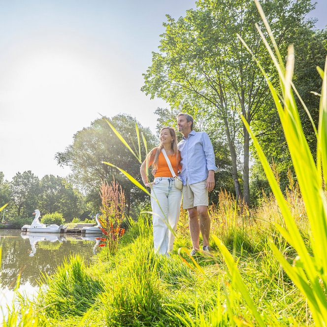 Ein Paar sitzt auf der Wiese im Kurpark