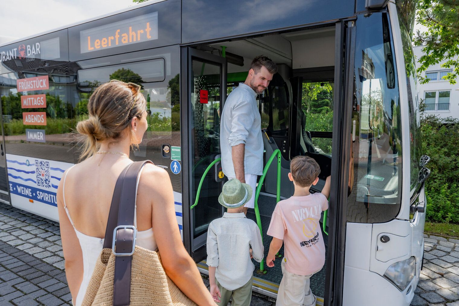 Familie beim Einstieg in den Linienbus für einen Ausflug in Cuxhaven