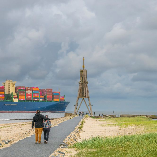 Hinter der Kugelbake fährt ein Schiff vorbei