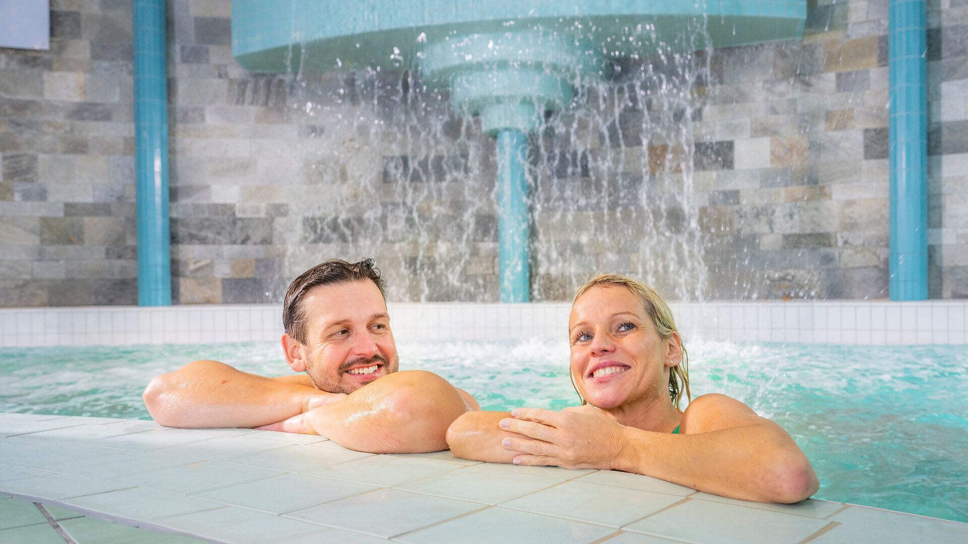 Ein Paar in der Therme im ahoi!