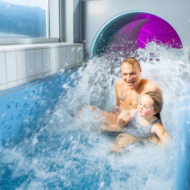 Ein Papa mit Kind in der Wasserrutsche im ahoi!
