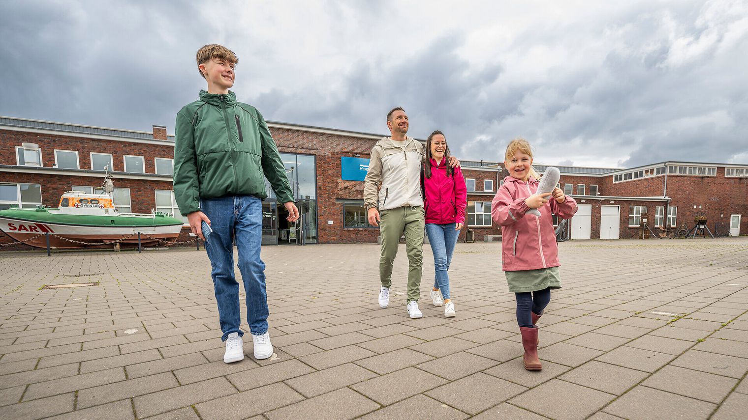 Eine Familie vor dem Museum