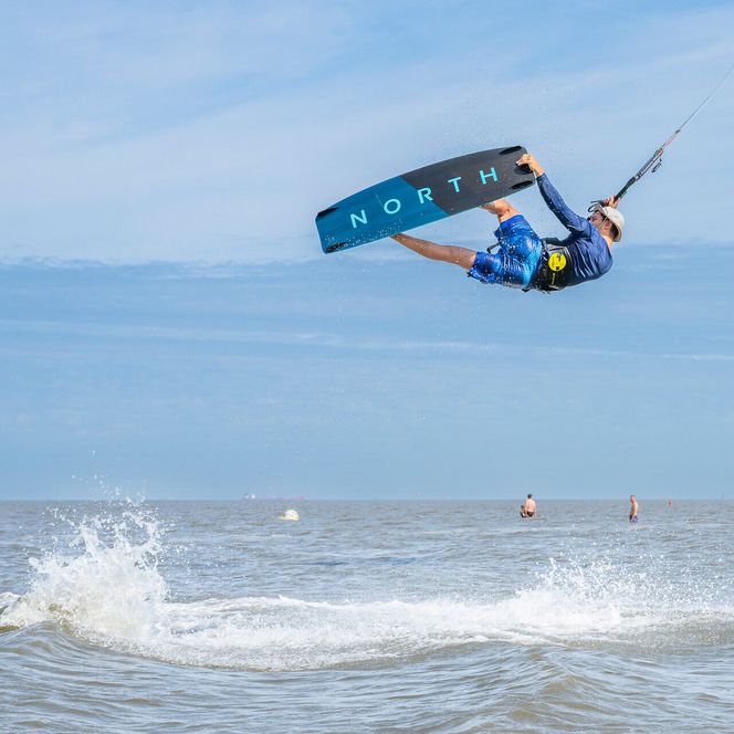 Ein Kiter am Strand von Sahlenburg in Cuxhaven