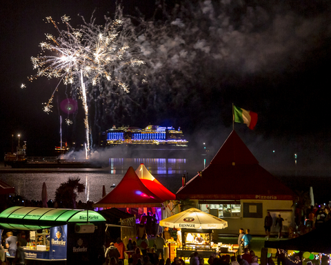 Feuerwerk beim Sommerabend am Meer Cuxhaven