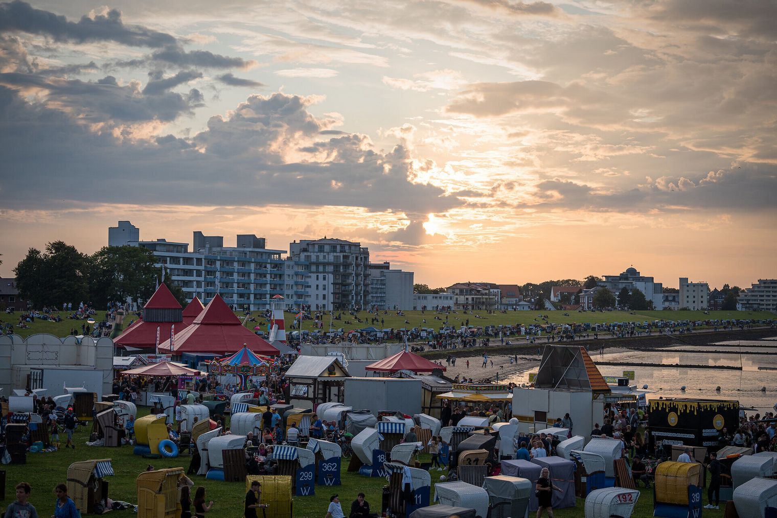 Blick auf das Meer beim Sommerabend am Meer