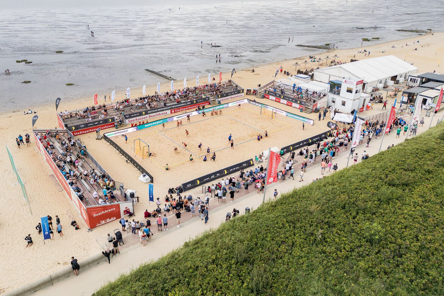 Die Sparkassen-BeachArena in Cuxhaven von der Luft aus fotografiert