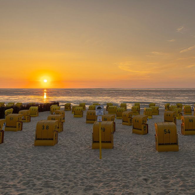 Strandkörbe in Duhnen bei Sonnenuntergang