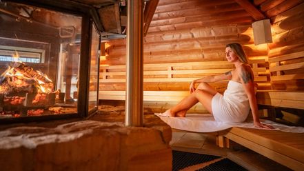 Eine Frau sitzt in der Sauna im ahoi!