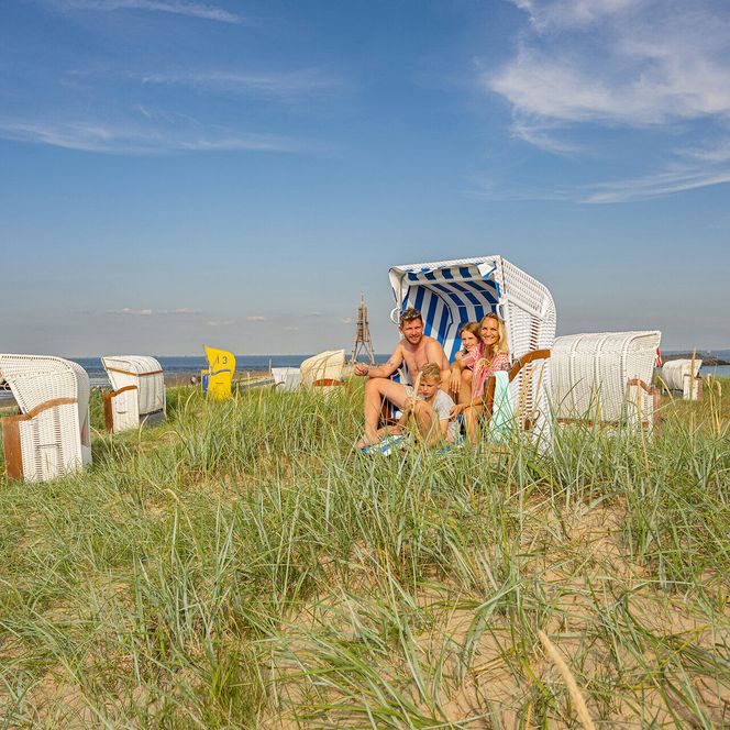 Eine Familie im Strandkorb am Strand von Döse