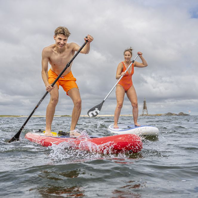 SUP-Duo Grimmershörnbucht – Blick auf Kugelbake