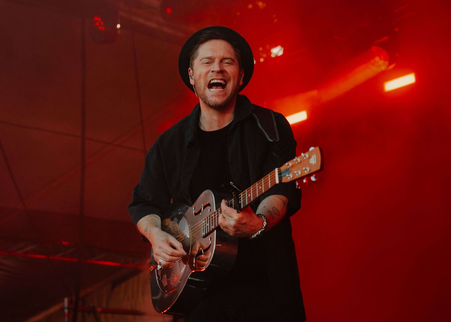 Sänger Johannes Oerding auf der Bühne