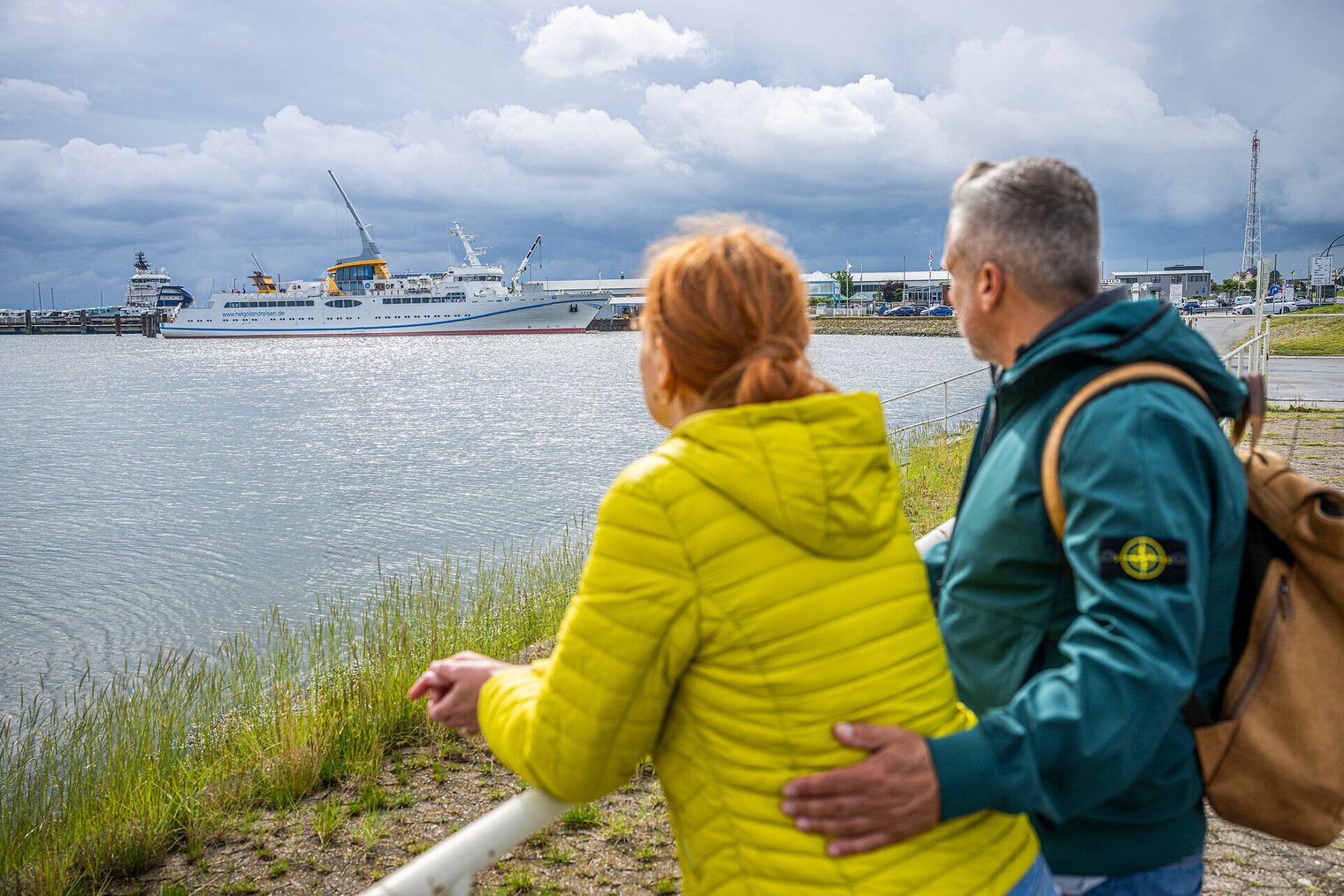 Pärchen mit Blick Richtung Hafen