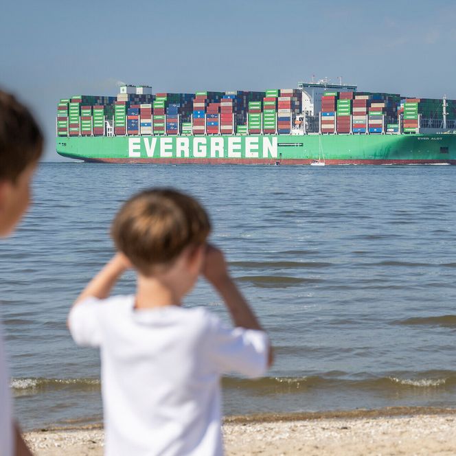 Faszinierende Schiffsbeobachtung für Kinder am Strand von Döse
