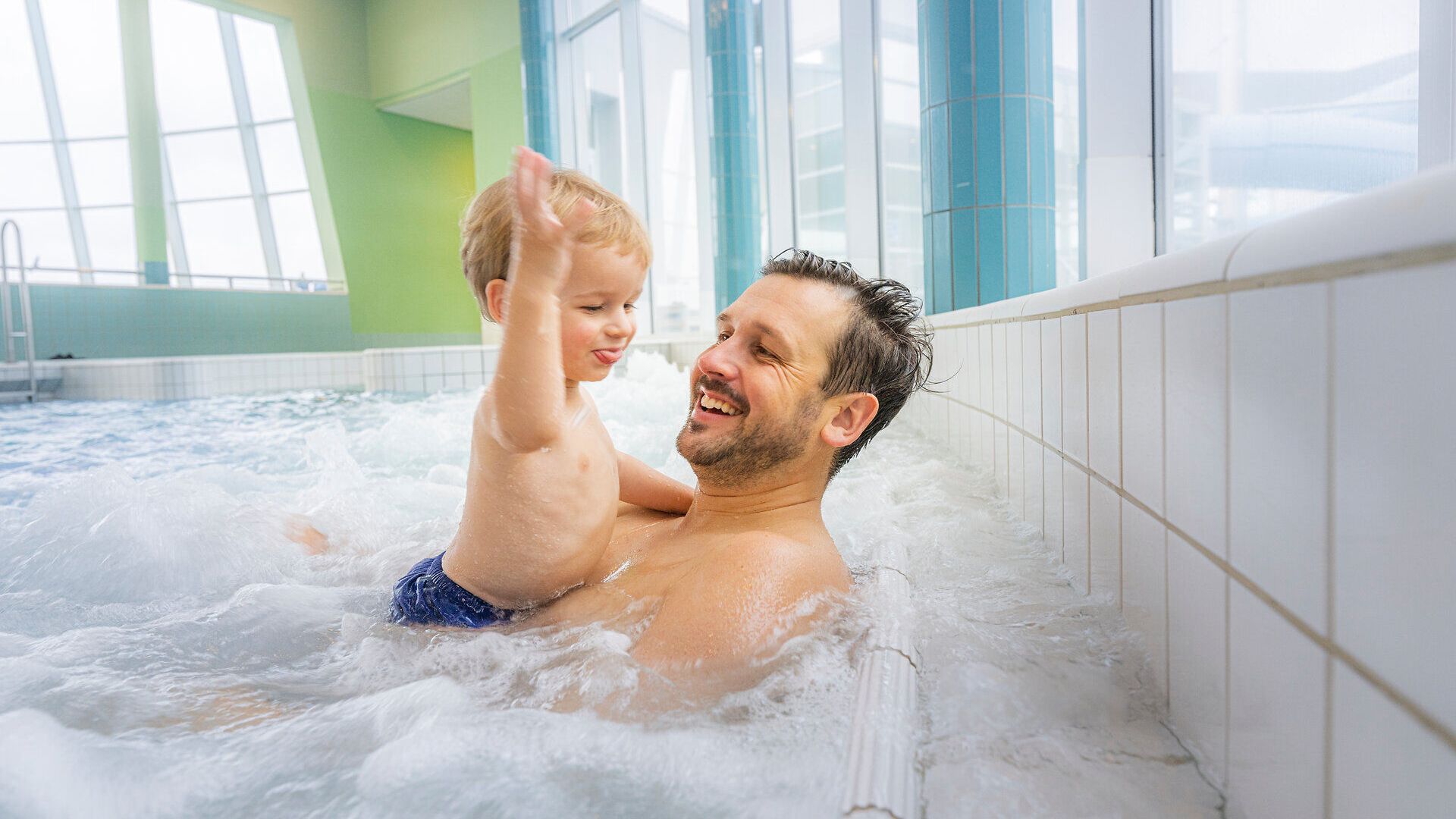 Papa mit Kind im Whirlpool im ahoi!