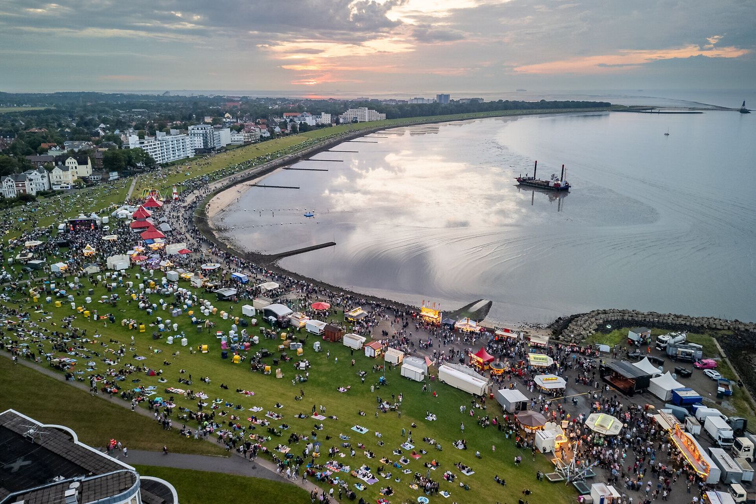 Luftaufnahme vom Sommerabend am Meer in Cuxhaven