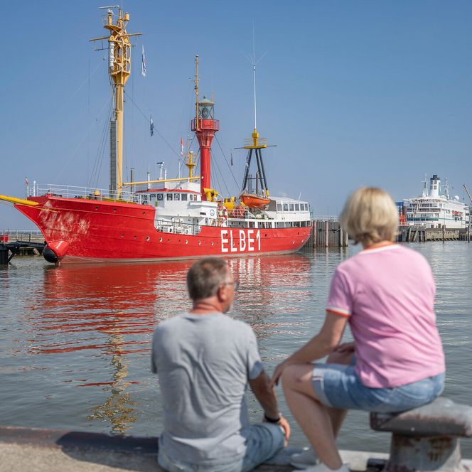 Hafenidylle mit Blick auf das Feuerschiff ELBE 1 in Cuxhaven