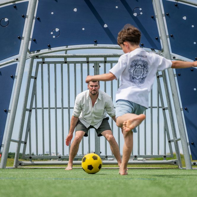 Spannender Torschuss beim Fußballspiel zwischen Vater und Sohn in Cuxhaven
