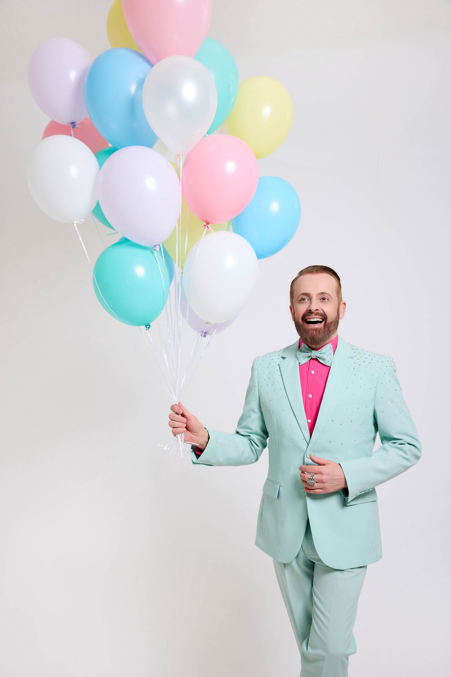 Ross Antony mit Ballons in der Hand